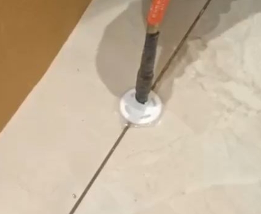 大城瓷砖空鼓维修公司专业解答瓷砖在铺贴过程中，如果没有涂抹均匀到位的粘结材料（如水泥砂浆或瓷砖胶），可能会导致以下问题