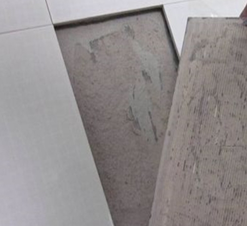 大城瓷砖空鼓维修公司分享瓷砖铺贴时如果打浆（即涂抹在瓷砖背面和基层上的砂浆或瓷砖胶）过少，会带来以下问题